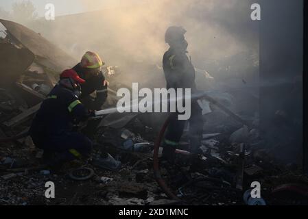 Scoppia un incendio a Koropi, vicino ad Atene, i vigili del fuoco scaricano l'acqua per estinguere l'incendio in un container a Koropi vicino ad Atene. Atene Grecia Copyright: XNicolasxKoutsokostasxNicolasxKoutsokostasx DSC 202406190495 Foto Stock