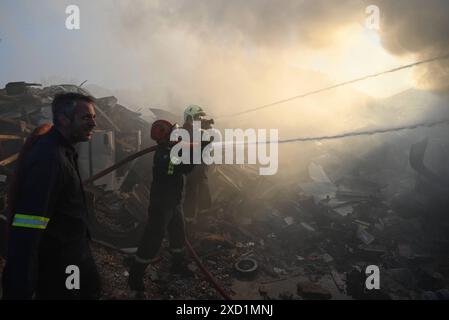 Scoppia un incendio a Koropi, vicino ad Atene, i vigili del fuoco scaricano l'acqua per estinguere l'incendio in un container a Koropi vicino ad Atene. Atene Grecia Copyright: XNicolasxKoutsokostasxNicolasxKoutsokostasx DSC 202406190386 Foto Stock