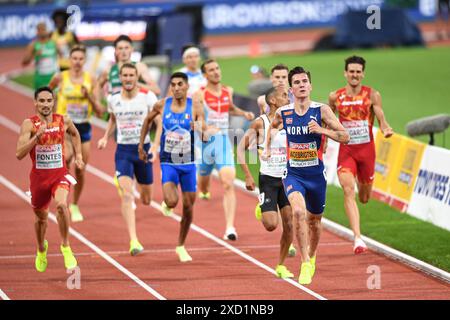 Jakob Ingebrigtsen (Norvegia), Ismael Debjani (Belgio), Ignacio Fontes (Spagna). riscaldatori da 1500 m. Campionati europei di atletica leggera di Monaco 2022 Foto Stock