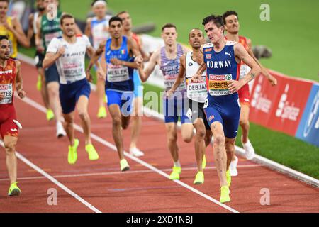 Jakob Ingebrigtsen (Norvegia), Ismael Debjani (Belgio), Ignacio Fontes (Spagna). riscaldatori da 1500 m. Campionati europei di atletica leggera di Monaco 2022 Foto Stock