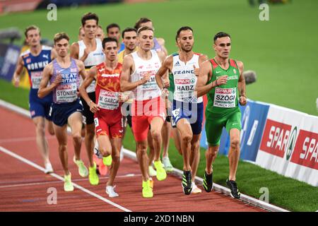 Istvan Szogi (Ungheria), Azeddine Habz (Francia), Michal Rozmys (Polonia). riscaldatori da 1500 m. Campionati europei di atletica leggera di Monaco 2022 Foto Stock