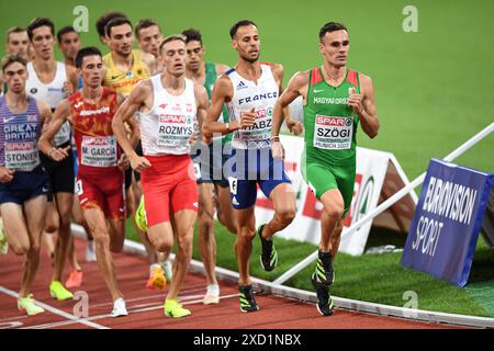 Istvan Szogi (Ungheria), Azeddine Habz (Francia), Michal Rozmys (Polonia). riscaldatori da 1500 m. Campionati europei di atletica leggera di Monaco 2022 Foto Stock