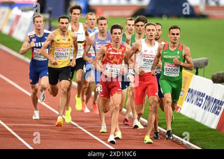 Istvan Szogi (Ungheria), Azeddine Habz (Francia), Michal Rozmys (Polonia). riscaldatori da 1500 m. Campionati europei di atletica leggera di Monaco 2022 Foto Stock