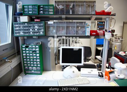 Laboratorio di spettroscopia dielettrica, Materials Physics Center è un centro congiunto del Consiglio spagnolo della ricerca scientifica CSIC e dell'Università di Foto Stock