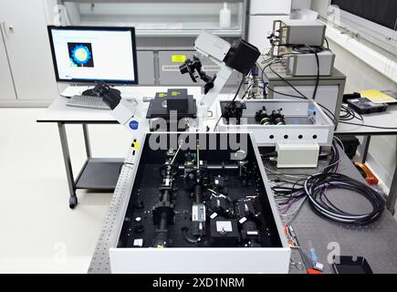 Laboratorio di Nanophotonics, microscopio a fluorescenza confocale con sensibilità molecolare, Materials Physics Center è un centro congiunto della Scien spagnola Foto Stock