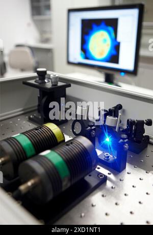 Laboratorio di Nanophotonics, microscopio a fluorescenza confocale con sensibilità molecolare, Materials Physics Center è un centro congiunto della Scien spagnola Foto Stock