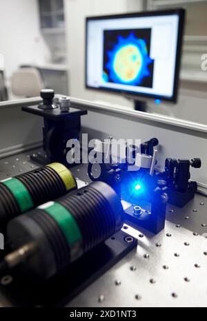 Laboratorio di Nanophotonics, microscopio a fluorescenza confocale con sensibilità molecolare, Materials Physics Center è un centro congiunto della Scien spagnola Foto Stock