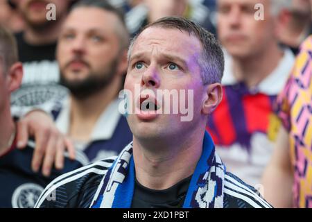 Glasgow, Regno Unito. 19 giugno 2024. REGNO UNITO. Mentre la Scozia giocava contro la Svizzera allo Stadio di Colonia, in Germania, quasi 1000 tifosi scozzesi si riunirono nella zona dei tifosi a BAed, Calton, Glasgow per guardare la partita. Il gioco è stato pieno di dramma come mostrato dalle espressioni dei tifosi, espeialmente quando McTominay ha segnato prima per la Scozia e poi Shagiri ha segnato per la Svizzera. La partita terminò con la Scozia 1-1, la Svizzera. Crediti: Findlay/Alamy Live News Foto Stock