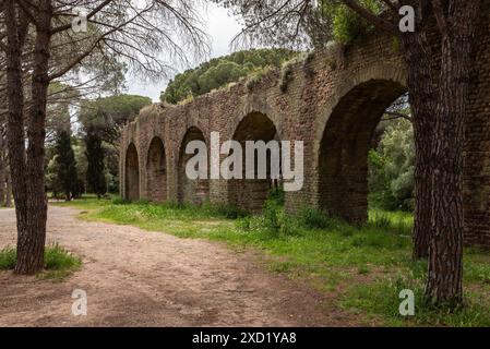 Antico acquedotto romano nel parco pubblico Aurelien di Frejus (Frejus, Var, Provence-Alpes-Cote-d’Azur, Francia) Foto Stock