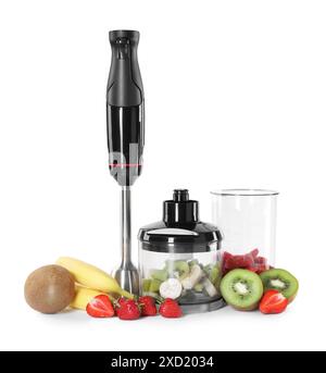 Kit frullatore a immersione, frutta fresca e fragole isolate su bianco Foto Stock