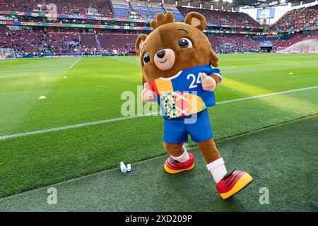 COLONIA, GERMANIA - 19 GIUGNO: La mascotte ufficiale UEFA EURO 2024 viene vista durante la partita del gruppo A - UEFA EURO 2024 tra Scozia e Svizzera allo Stadio di Colonia il 19 giugno 2024 a Colonia, Germania. (Foto di Joris Verwijst/Agenzia BSR) credito: Agenzia BSR/Alamy Live News Foto Stock