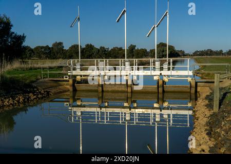 Kyabram Victoria Australia, 18 giugno 2024. FlumeGates fa parte del sistema di irrigazione ad acqua dolce che utilizza la moderna tecnologia dell'accesso solare e remoto Foto Stock