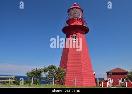 Faro rosso la Martre, Quebec, Canada. Un bel faro in cima a un promontorio in una giornata di sole. Foto Stock