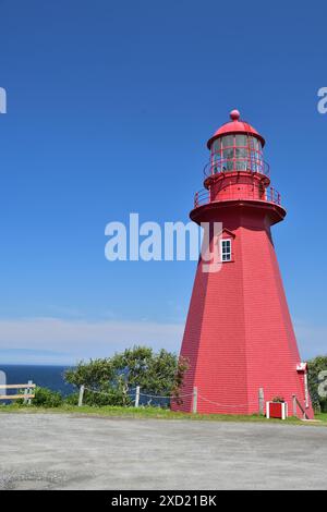 Faro rosso la Martre, Quebec, Canada. Un bel faro in cima a un promontorio in una giornata di sole. Foto Stock