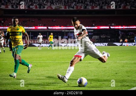 San Paolo, Brasile. 15 giugno 2024. Rodrigo Nestor (San Paolo) e Jonathan Cafu (Cuiaba) durante la partita tra Sao Paulo FC e Cuiaba allo stadio Morumbi di San Paolo, Brasile, la partita valida per il Campionato Brasileiro serie A (Rodilei Morais/SPP) credito: SPP Sport Press Photo. /Alamy Live News Foto Stock