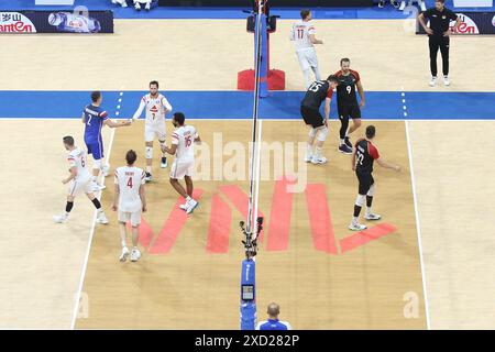 Pasay City, Filippine. 19 giugno 2024. La Francia [White] festeggia dopo aver convertito un punto sulla Germania [Black] durante la partita VNL. (Foto di Dennis Jerome Acosta/Pacific Press) credito: Pacific Press Media Production Corp./Alamy Live News Foto Stock