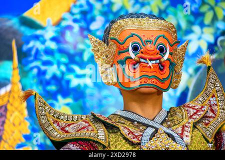 Bangkok, Tailandia - 20 aprile 2024: La danza Khon Masked è un mix di arte, artigianato, danza e musica tailandese. È inserito nella lista dei rappresentanti dell'UNESCO Foto Stock