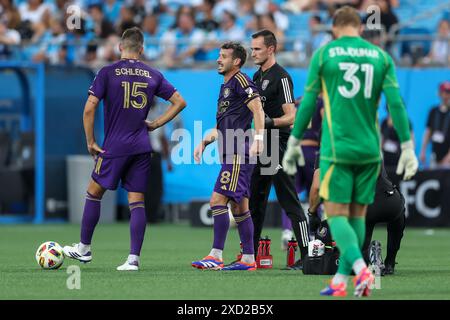 Charlotte, North Carolina, Stati Uniti. 19 giugno 2024. Il centrocampista dell'Orlando City FELIPE MARTINS (8) è aiutato da un allenatore dopo essere stato fouflato durante la prima metà del match Charlotte FC vs Orlando City FC MLS al Bank of America Stadium di Charlotte, NC il 19 giugno 2024. (Immagine di credito: © Cory Knowlton/ZUMA Press Wire) SOLO PER USO EDITORIALE! Non per USO commerciale! Crediti: ZUMA Press, Inc./Alamy Live News Foto Stock