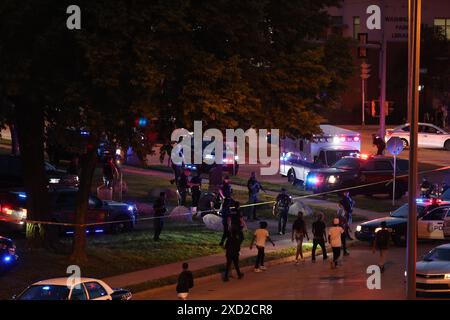 Milwaukee, Wisconsin, Stati Uniti. 19 giugno 2024. Polizia di Milwaukee e sceriffo, assisti a un ferito dopo diversi colpi di arma da fuoco al Washington Park di Milwaukee, mercoledì 19 giugno. (Credit Image: © Pat A. Robinson/ZUMA Press Wire) SOLO PER USO EDITORIALE! Non per USO commerciale! Foto Stock