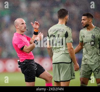 Austin, Texas, Stati Uniti. 19 giugno 2024. L'arbitro Ted Unkel parla con il centrocampista del Los Angeles FC Ryan Hollingshead (24) e con l'attaccante Denis Bouanga (99) durante una partita della Major League Soccer il 19 giugno 2024 ad Austin. La partita terminò con un pareggio di 1-1 dopo che il LAFC segnò un pareggio al 90 ° minuto. (Credit Image: © Scott Coleman/ZUMA Press Wire) SOLO PER USO EDITORIALE! Non per USO commerciale! Crediti: ZUMA Press, Inc./Alamy Live News Foto Stock