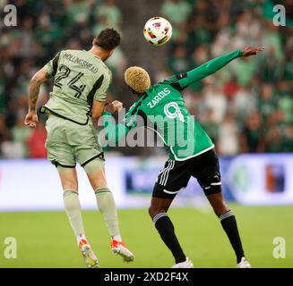 Austin, Texas, Stati Uniti. 19 giugno 2024. Il centrocampista del Los Angeles FC Ryan Hollingshead (24) e l'attaccante dell'Austin FC Gyasi Zardes (9) tentano di guidare il pallone durante una partita della Major League Soccer il 19 giugno 2024 ad Austin. La partita terminò con un pareggio di 1-1 dopo che il LAFC segnò un pareggio al 90 ° minuto. (Credit Image: © Scott Coleman/ZUMA Press Wire) SOLO PER USO EDITORIALE! Non per USO commerciale! Crediti: ZUMA Press, Inc./Alamy Live News Foto Stock