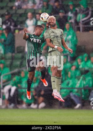 Austin, Texas, Stati Uniti. 19 giugno 2024. Il centrocampista dell'Austin FC Jhojan Valencia (5) e il centrocampista del Los Angeles FC Timothy Tillman (11) saltano in testa alla palla durante una partita di Major League Soccer il 19 giugno 2024 ad Austin. La partita terminò con un pareggio di 1-1 dopo che il LAFC segnò un pareggio al 90 ° minuto. (Credit Image: © Scott Coleman/ZUMA Press Wire) SOLO PER USO EDITORIALE! Non per USO commerciale! Crediti: ZUMA Press, Inc./Alamy Live News Foto Stock