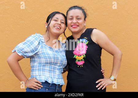 la madre single di 40 anni con la figlia di 20 anni mostra il loro amore con gli abbracci e passa del tempo insieme a celebrare la loro giornata Foto Stock