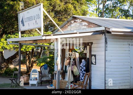 Negozio di antiquariato in Australia, negozio di antiquariato Luther and Co e di prodotti vintage a Newrybar, nel nuovo Galles del Sud settentrionale, Australia Foto Stock