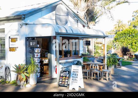 Newrybar, città australiana nell'entroterra di Byron Bay, negozio di generi alimentari, carburante, birra, nuovo Galles del Sud, Australia Foto Stock