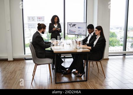 Team di lavoro diversificato in un moderno ambiente d'ufficio durante le riunioni Foto Stock