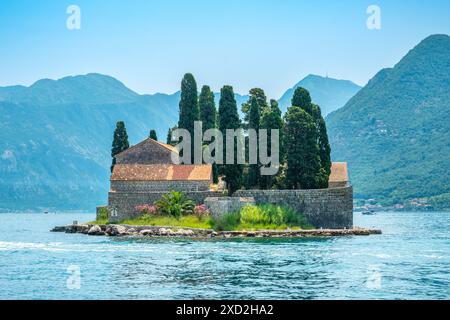 Monastero benedettino sull'isola di St. George vicino a Perast. Baia di Kotor, Montenegro Foto Stock