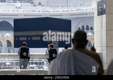 La Mecca, Arabia Saudita. 13 giugno 2024. Agenti di sicurezza o soldati visti all'interno della grande Moschea della Mecca, Arabia Saudita, visti alla fine della stagione dei pellegrini, intorno a "Aid el Adha", il 13 giugno 2024. Foto di Balkis Press/ABACAPRESS. COM credito: Abaca Press/Alamy Live News Foto Stock