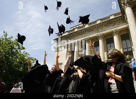 Foto del file del 16/07/08, in cui i laureati lanciano in aria i loro cappelli da mortaio dopo la cerimonia di laurea. Nuovi dati, commissionati da London Economics, stimano il valore degli studenti internazionali nel Regno Unito in 650 collegi parlamentari, e hanno scoperto che il contributo degli studenti stranieri all'economia varia a seconda del collegio elettorale. Data di pubblicazione: Giovedì 20 giugno 2024. Foto Stock