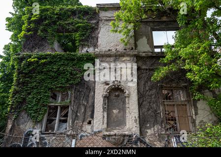 Casa abbandonata e abbandonata, sembra un po' spaventosa anche alla luce del giorno. Foto Stock