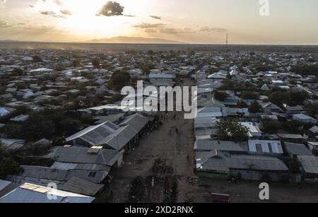 Turkana. 19 giugno 2024. Una foto scattata il 19 giugno 2024 mostra una vista del campo profughi di Kakuma nella contea di Turkana, Kenya. L'alto Commissariato delle Nazioni Unite per i rifugiati (UNHCR) ha salutato il Kenya per il suo continuo sostegno e solidarietà, che sono stati cruciali per fornire un rifugio ai rifugiati dal 1992. Crediti: Wang Guansen/Xinhua/Alamy Live News Foto Stock