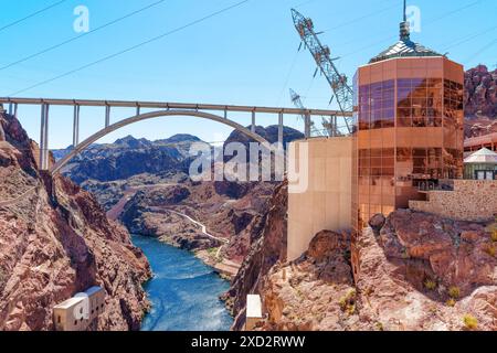 Mike o'Callaghan–Pat Tillman Memorial Bridge si estende attraverso due scogliere rocciose sopra la diga Foto Stock