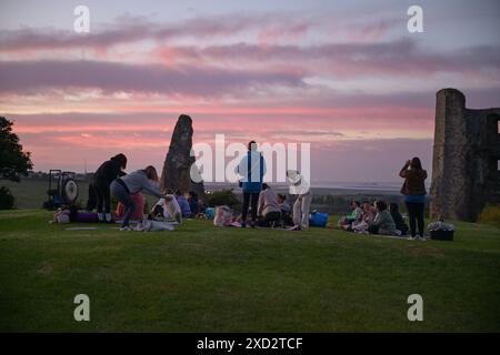 Hadleigh Essex, Regno Unito. 20 giugno 2024. Una lezione di Yoga nei terreni del Castello di Hadleigh nell'Essex nel Regno Unito saluta l'alba la mattina del solstizio d'estate. Il sole sorge alle 04:40 e tramonta alle 21:19 in quello che è il giorno più lungo dell'anno. Il periodo ufficiale del solstizio d'estate nel Regno Unito è alle 21:50 del 20 giugno 2024. Crediti: MARTIN DALTON/Alamy Live News Foto Stock