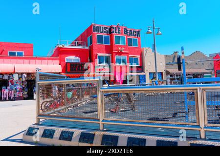 Los Angeles, California - 3 aprile 2024: Muscle Beach a Venice Beach in una giornata di sole Foto Stock