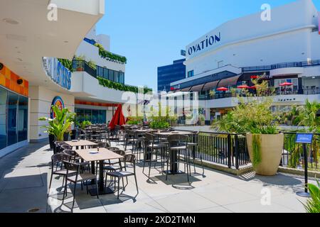 Los Angeles, California - 10 aprile 2024: Un'accogliente caffetteria con terrazza con tavoli presso il FIGat7th centro commerciale di Los Angeles. Foto Stock