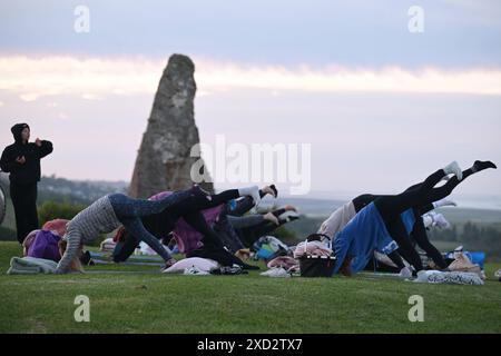 Alba al solstizio d'estate Una lezione di yoga nei terreni del castello di Hadleigh nell'Essex nel Regno Unito salutano l'alba la mattina del solstizio d'estate. Il sole sorge alle 04:40 e tramonta alle 21:19 in quello che è il giorno più lungo dell'anno. Il periodo ufficiale del solstizio d'estate nel Regno Unito è alle 21:50 del 20 giugno 2024. Essex Hadleigh Castle Regno Unito Copyright: XMartinxDaltonx Solstice Essex 200624 MD 274 Foto Stock