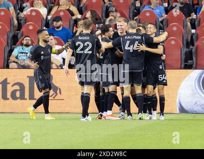 Toronto, Canada. 19 giugno 2024. I giocatori del Nashville SC celebrano il punteggio ottenuto durante la partita di Major League Soccer (MLS) 2024 tra Toronto FC e Nashville SC a Toronto, Canada, il 19 giugno 2024. Crediti: Zou Zheng/Xinhua/Alamy Live News Foto Stock