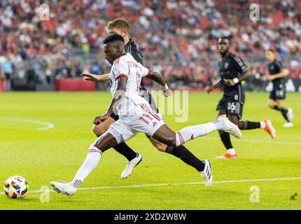 Toronto, Canada. 19 giugno 2024. Derrick Etienne Jr. (Davanti) del Toronto FC passa il pallone durante la partita di Major League Soccer (MLS) 2024 tra Toronto FC e Nashville SC a Toronto, Canada, il 19 giugno 2024. Crediti: Zou Zheng/Xinhua/Alamy Live News Foto Stock