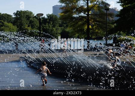 (240620) -- WASHINGTON, D.C., 20 giugno 2024 (Xinhua) -- le persone si raffreddano in una fontana sul Georgetown Waterfront a Washington, DC, negli Stati Uniti, il 19 giugno 2024. Oltre 250 milioni di americani sperimenteranno una temperatura elevata di almeno 90 gradi Fahrenheit (32,2 gradi Celsius) questa settimana, specialmente quelli nella parte orientale del paese. (Foto di Aaron Schwartz/Xinhua) credito: Aaron Schwartz/Xinhua/Alamy Live News Foto Stock