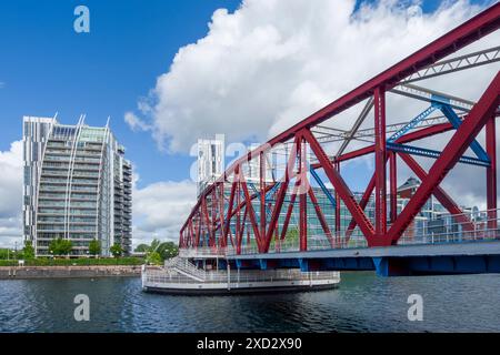 Il Detroit Bridge attraversa i bacini Huron ed Erie a Salford Quays, Salford, Greater Manchester, Inghilterra. Foto Stock