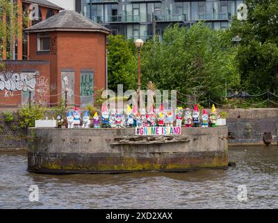 GNOME Island, una struttura in cemento nel Manchester Ship Canal che è diventata sede di un gruppo di gnomi a Salford Quays, Salford, Greater Manchester, Inghilterra. Foto Stock