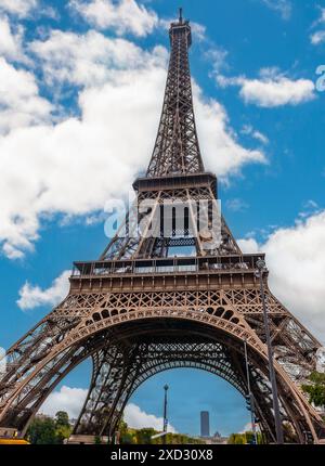 La Torre Eiffel sulle rive della Senna in autunno a Parigi, Francia Foto Stock