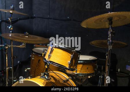 Primo piano di un frammento di un kit tamburo corrispondente al colore di un albero in studio, messa a fuoco selettiva Foto Stock