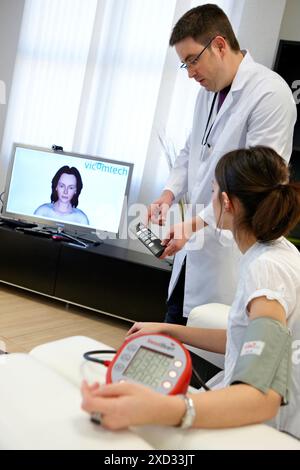 Telemedicina, pressione sanguigna in casa, applicazioni sanitarie e biomediche, Vicomtech-IK4 Visual Interaction and Communication Technologies Centr Foto Stock