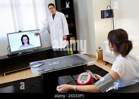 Telemedicina, pressione sanguigna in casa, applicazioni sanitarie e biomediche, Vicomtech-IK4 Visual Interaction and Communication Technologies Centr Foto Stock