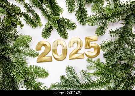 Sfondo festivo felice anno nuovo 2025. Numeri dell'anno 2025 realizzati con candele d'oro sullo sfondo con abete. Festeggiamo le vacanze di Capodanno, primo piano. Foto Stock